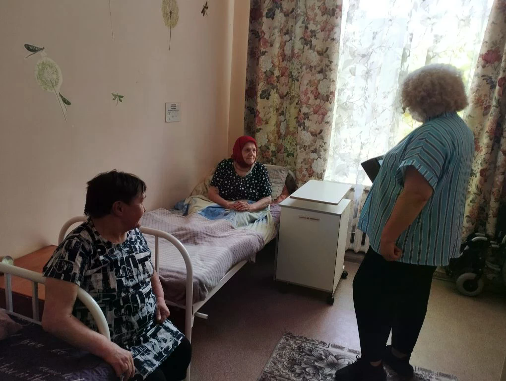 СПЕЦИАЛИСТАМИ ОТМЕЧЕНО, ЧТО В УЧРЕЖДЕНИЯХ ПРОДОЛЖЕНА РАБОТА ПО СОЗДАНИЮ УЮТНОЙ, КОМФОРТНОЙ ДОМАШНЕЙ ОБСТАНОВКИ. БОЛЬШОЕ ВНИМАНИЕ УДЕЛЯЕТСЯ ОРГАНИЗАЦИИ ДОСУГОВОЙ ДЕЯТЕЛЬНОСТИ И ФИЗИЧЕСКОЙ АКТИВНОСТИ ПРОЖИВАЮЩИХ